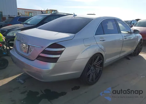 2007 Mercedes-Benz S 550 z USA, uszkodzony, nr VIN WDDNG71X77A129272